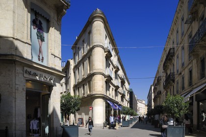 France, Gard (30), Nimes, immeuble dans la rue des Halles
