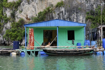 Vietnam, province de Quang Ninh, la Baie d'Halong classée Patrimoine Mondial de l'UNESCO, village flottant de pêcheurs de Vong Vieng