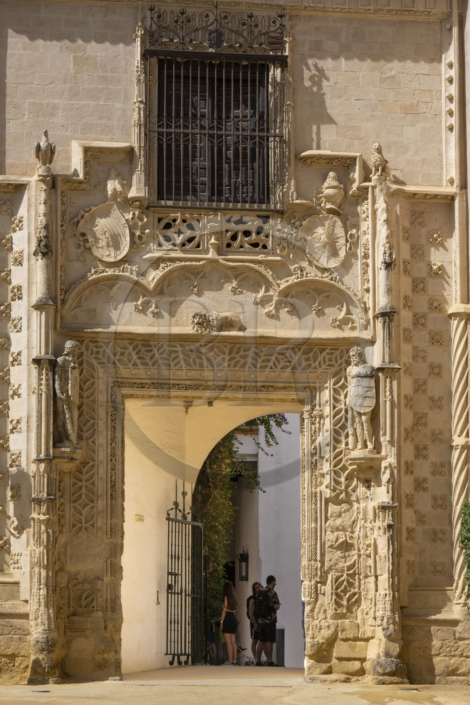 Espagne, Andalousie, Séville, Alcazar de Séville (Reales Alcazares de Sevilla), classé Patrimoine Mondial de l'UNESCO, porte du Palacio de los Duques de Arcos