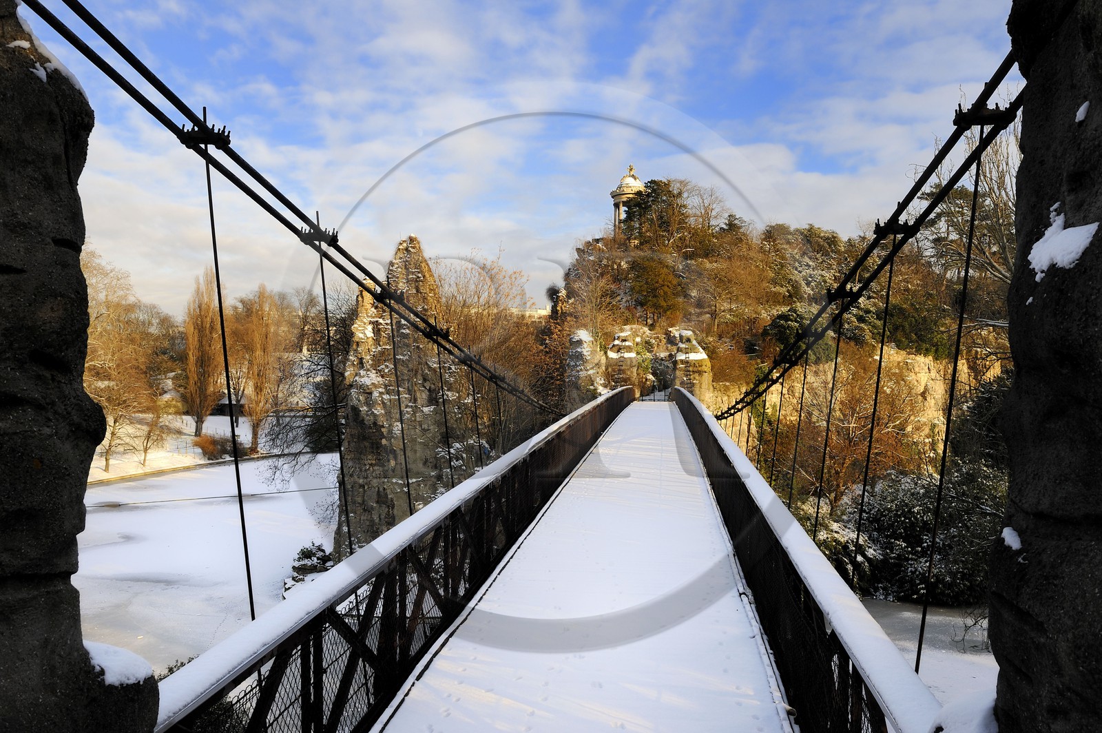 France, Paris (75), parc des Buttes Chaumont sous la neige, l'île du parc surmontée du temple de la Sibylle construit en 1869 par l'architecte Gabriel Davioud