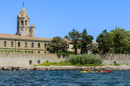 France, Alpes-Maritimes (06), Cannes, randonnée en kayak aux Iles de Lérins, tour de l'Ile de Saint-Honorat par le sud, l'église de l'Abbaye de Lérins en arrière plan