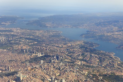 Turquie, Istanbul, la rive européenne et la rive asiatique séparées par le Bosphore (vue aérienne)