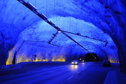 Norvège, Sogn og Fjordane, Le Tunnel de Laerdal (Laerdalstunnelen) est un tunnel routier de 24,5 km reliant Lærdal à Aurland, c'est le plus long tunnel routier au monde
