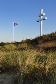 France, Calvados (14), Courseulles-sur-Mer, Juno Beach, Croix de Lorraine et drapeau gaulliste commémorant le retour du Général de Gaulle sur le sol français le 14 juin 1944