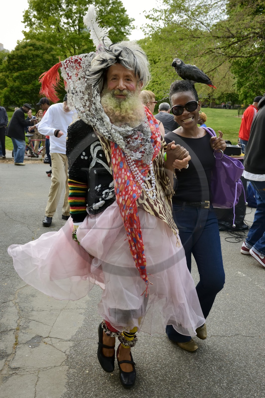 Etats-Unis, New York, Manhattan, Central Park, homme un peu original déguisé en femme avec perroquet