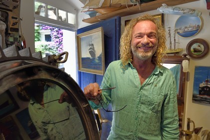 France, Var (83), Saint-Tropez, place de l'Ormeau, magasin d'antiquités marines La Vieille Mer, Walter Wolkowicz antiquaire de Marine