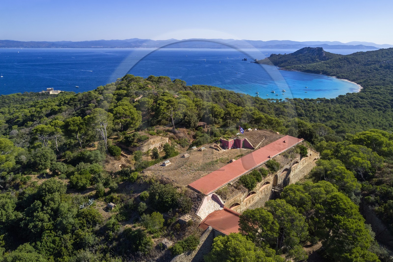 France, Var (83), Iles d'Hyères, parc national de Port Cros, Ile de Porquerolles, le Monastère orthodoxe Sainte-Marie dans l'ancien fort de la Repentance, le Fort de l'Alycastre à gauche puis la Baie de l'Alycastre et le Cap des Mèdes à droite en arrière-plan