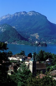 France, Haute-Savoie (74), le village de Talloire sur les rives du lac d'Annecy