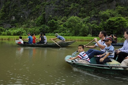 Vietnam, province de Ninh Binh, région surnommée la baie d'Halong terrestre, excursion en barque à Tam Coc entouré de montagnes karstiques