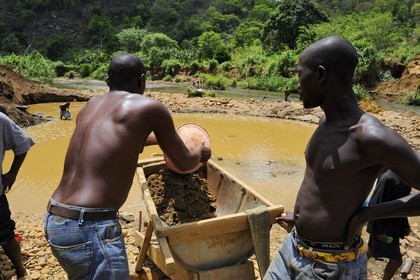 Tanzanie, région de Morogoro, les Monts Uluguru, prospecteurs d' Or sur la rivière Ruvu
