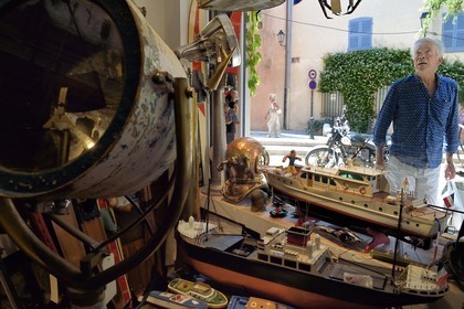 France, Var (83), Saint-Tropez, place de l'Ormeau, magasin d'antiquités marines La Vieille Mer