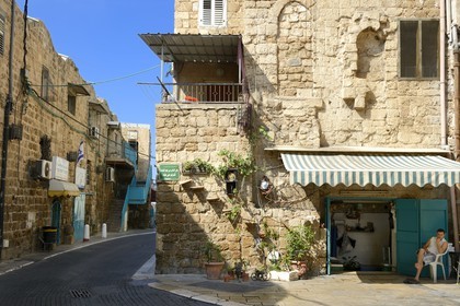 Israel, district Nord, Galilée, Acre (Akko), vieille ville, classée Patrimoine Mondial de l'UNESCO, la ville ottomane, la rue Salah Ve Bazri qui longe la muraille maritime