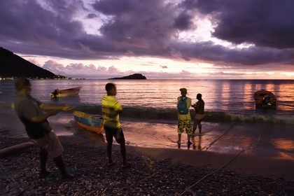 Caraïbes, Ile de la Dominique, baie de Soufrière, le village de Soufrière, pêche au filet en bordure de plage à la tombée de la nuit