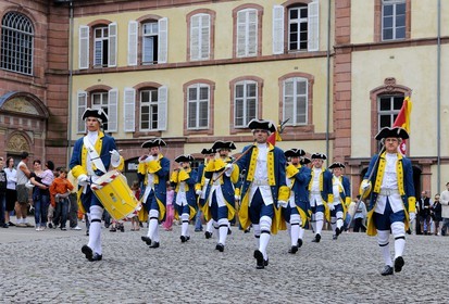 France, Vosges (88), Senones, capitale de l’ex-Principauté de Salm-Salm rattachée à la France en 1793, la relève de la Garde devant l'ancienne abbaye