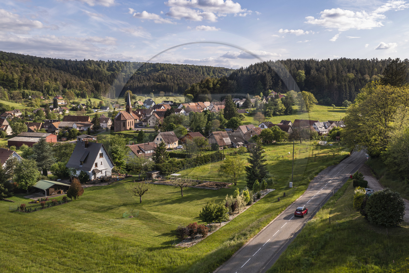 France, Bas-Rhin (67), Parc Naturel régional des Vosges du Nord, Zittersheim, la route départementale D135 en provenance de La Petite Pierre à la sortie de la forêt (vue aérienne)