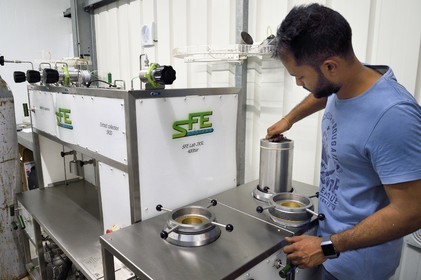 France, Ile de la Reunion, Saint-Louis, Domaine de Bellevue, producteur de vanille biologique cultivée sous des panneaux photovoltaïques, extracteur par CO2 fluide supercritique qui permet de produire de l'extrait de vanille, de la cire et de l'huile essentielle