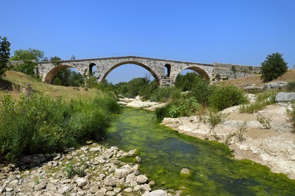 France, Vaucluse (84), Luberon, Bonnieux, le Pont Julien sur le Cavalon, pont romain du IIIe siècle avant JC sur la Via Domitia sur la veloroute du Calavon
