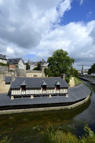 France, Morbihan (56), Golfe du Morbihan, Vannes, le lavoir sur les bords du Sené et l'église Saint Patern en arrière plan