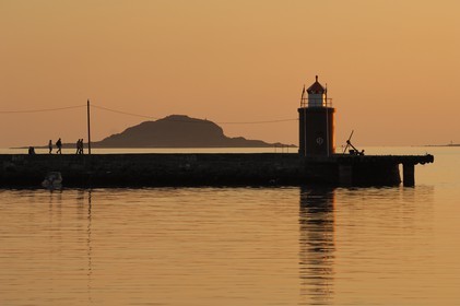 Norvège, More Og Romsdal, phare du port Alesund au soleil de minuit