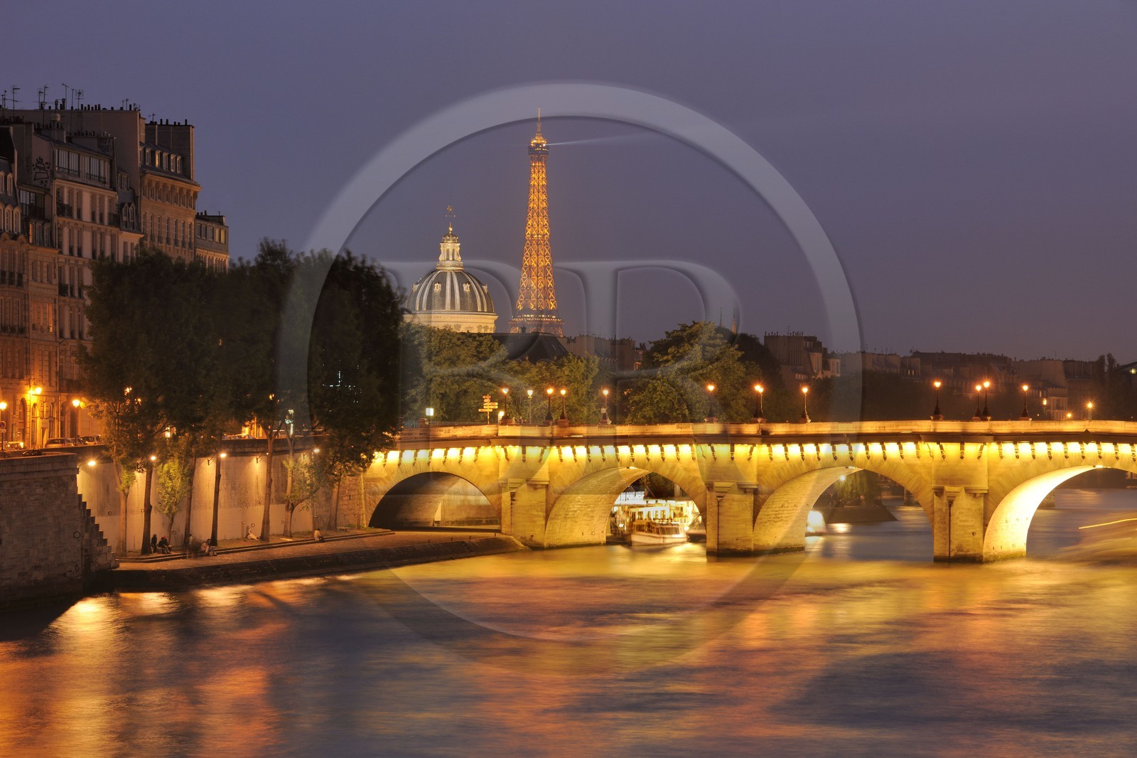 France, Paris (75), les rives de la Seine, classées Patrimoine Mondial de l'UNESCO, Pont Neuf, la Tour Eiffel illuminée (© SETE-illuminations Pierre Bideau)