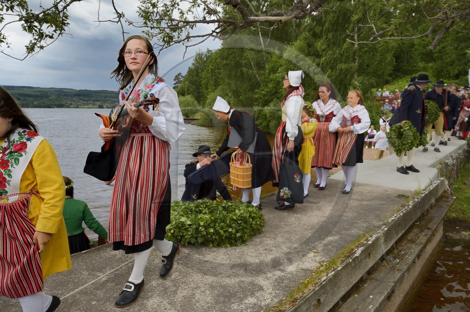 Suède, comté de Dalécarlie, Leksand, les très populaires célébrations du solstice d'été pour la Saint-Jean, transfert dans les anciennes Barques d’Eglises sur le lac Siljan