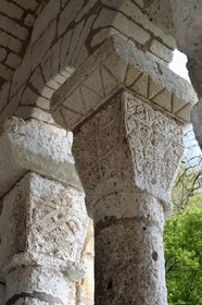 France, Dordogne (24), Brantôme, l'abbaye bénédictine Saint-Pierre de Brantôme, intérieur du clocher de l'église abbatiale (XIe siècle), certainement le plus ancien campanile de France, détail des chapiteaux en calcaire