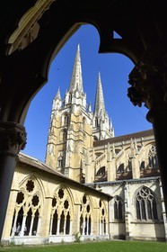 France, Pyrénées-Atlantiques (64), Pays-Basque, Bayonne, cloitre de la cathédrale Sainte-Marie de style gothique flamboyant datant du XIVe siècle