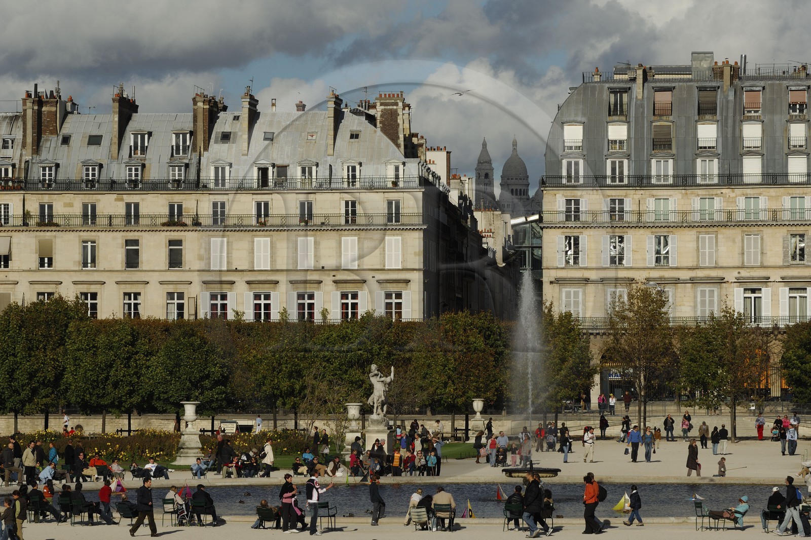 France, Paris (75), le Jardin des Tuileries devant Le Louvre et les immeubles de la rue de Rivoli