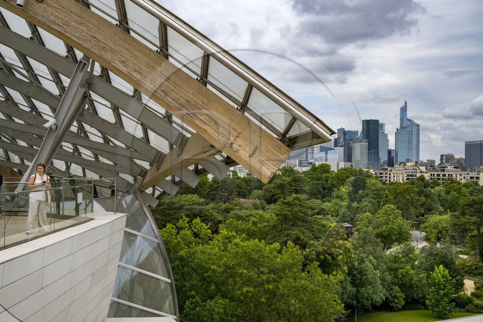 France, Paris (75), les immeubles de la Défense depuis la fondation Louis Vuitton de l'architecte Frank Gehry dans le Bois de Boulogne