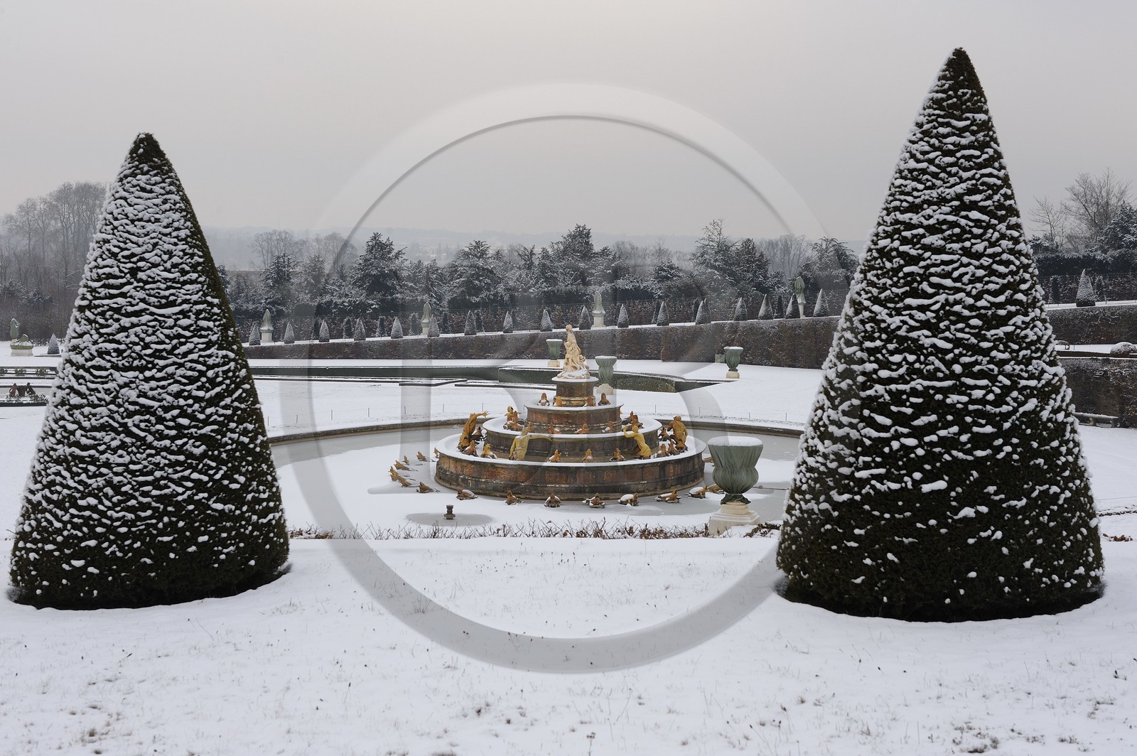 France, Yvelines (78), parc du château de Versailles sous la neige, classé Patrimoine Mondial de l'UNESCO, le Bassin de Latone