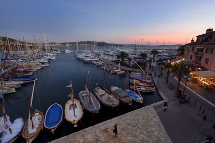 France, Var (83), Sanary-sur-Mer, barques traditionnelles de peche appelées pointus sur le port