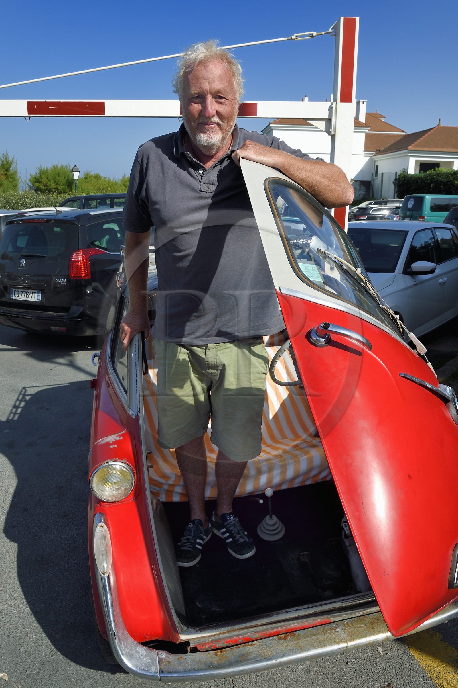 France, Pyrénées-Atlantiques (64), la côte du Pays-Basque, Guéthary, le journaliste, écrivain et réalisateur Alain Gardinier au volant de sa BMW Isetta