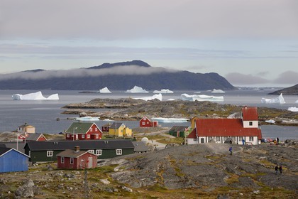 Groenland, ville de Nanortalik au sud du pays et icebergs dans la baie