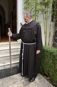 Croatie, Dalmatie, Parc national de Krka, monastère franciscain de l’îlot Visovac, moine avec une règle d'apprentissage de l'alphabet pour les enfants du voisinage
