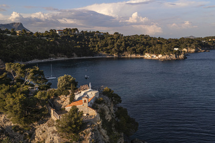 France, Var (83), la rade de Toulon, Cap Brun, la chapelle Notre Dame du cap Falcon qui domine le petit port des cabanons de l'anse de Méjean (vue aérienne)