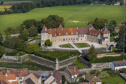 France, Côte-d'Or (21), Epoisses, le château d'Epoisses et sa double enceinte fortifiée (vue aérienne)