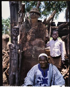 Burkina Faso, province de Poni, pays des Lobi, région de Gaoua et Loropéni, paysan et ses fétiches dans la région de Dagbola, fétiches non traditionnels destinés à mettre sa famille en garde contre les coloniaux et plus généralement les blancs
