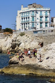 France, Bouches-du-Rhône (13), Marseille, quartier des Catalans, baignade depuis les rochers