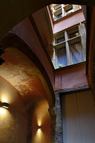 France, Rhône (69), Lyon, site historique classé Patrimoine Mondial de l'UNESCO, Vieux Lyon, traboule reliant le 6 rue des Trois Maries au 27 rue Saint Jean