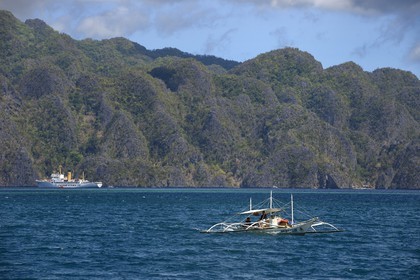 Philippines, Calamian Islands dans le nord de Palawan, Coron Island Natural Biotic Area, navire-école pour les cadets de l'Académie Maritime de l'Asie et du Pacifique au pied des murs géants des falaises de calcaire