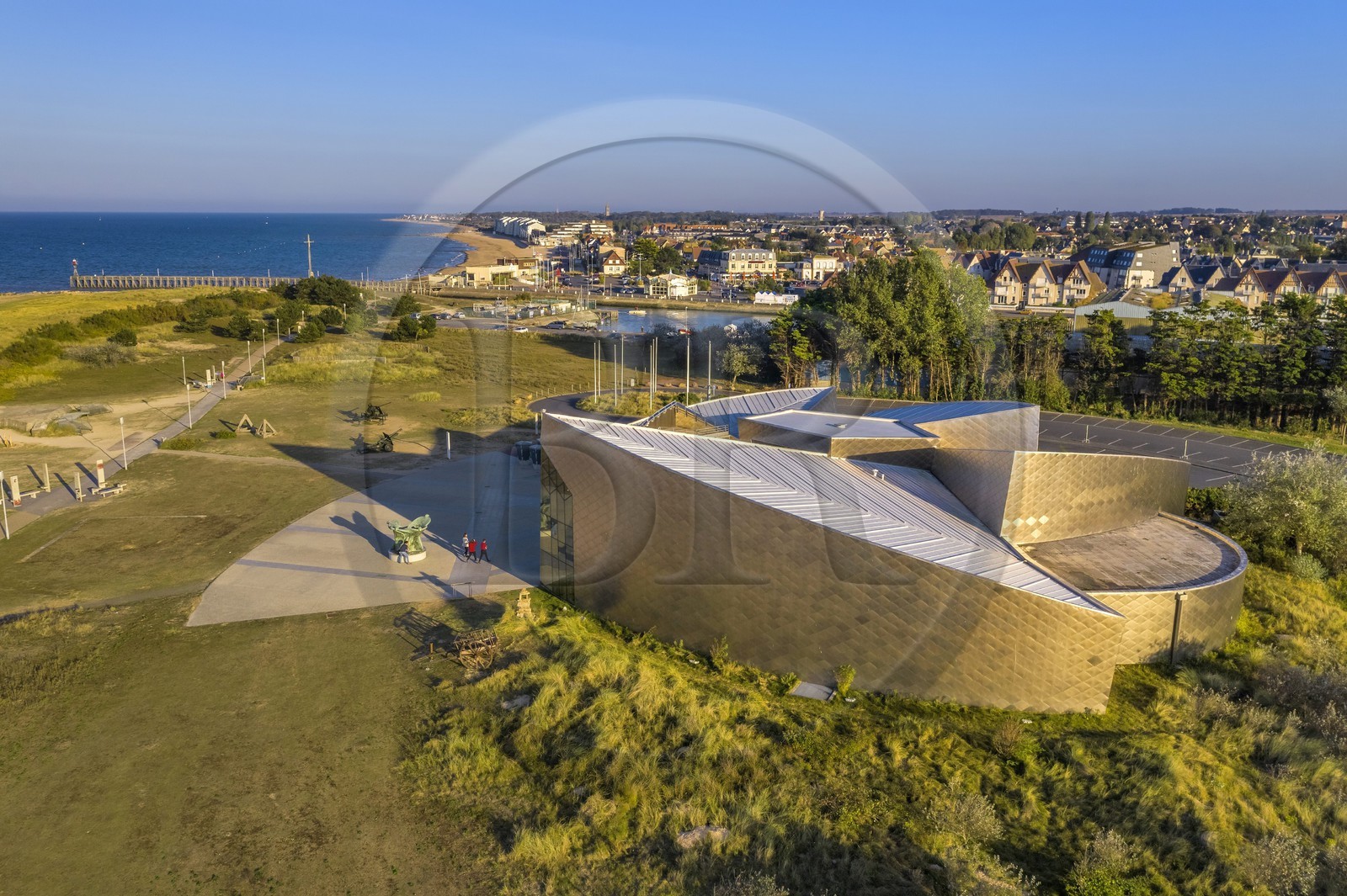 France, Calvados (14), Courseulles-sur-Mer, Centre Juno Beach, musée consacré au role du Canada lors de la Seconde Guerre Mondiale (vue aérienne)