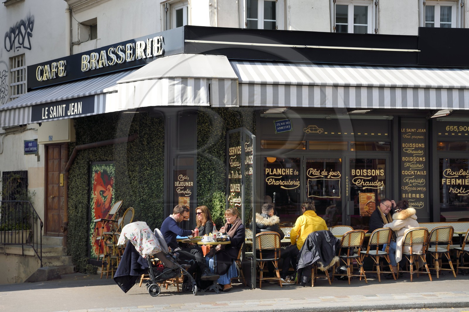 France, Paris (75), Montmartre, terrasse de Café rue des Abbesses