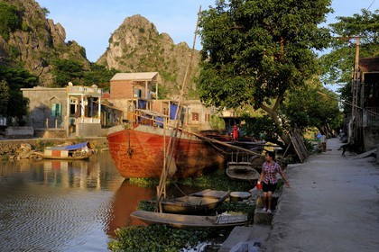 Vietnam, province de Ninh Binh, village insulaire de Kenh Ga entouré de montagnes karstiques