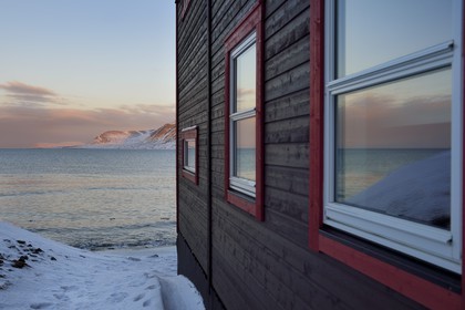 Norvège, Svalbard, Spitzberg, Longyearbyen, maisons en bois en bordure de l'Adventfjorden