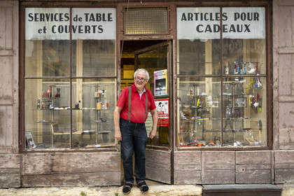 France, Côte-d'Or (21), Dijon, zone classée Patrimoine Mondial de l'UNESCO, place Bossuet, la Coutellerie de Langres, une boutique quincaillerie et plus, hors du temps et établie dans la maison natale de l'écrivain français Bossuet,elle est tenue par l’érudit Michel Pernod