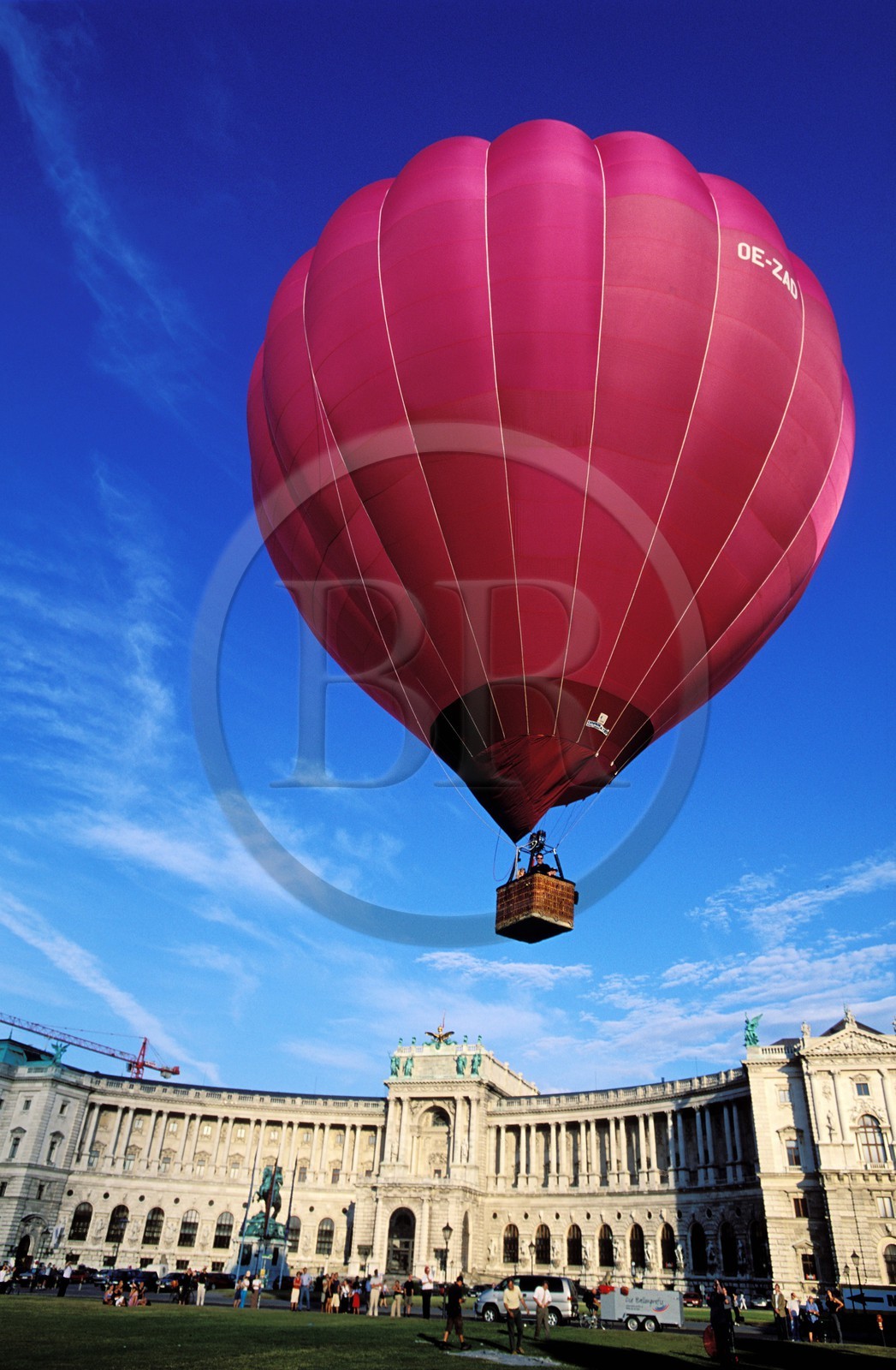 Autriche, Vienne, place des héros (Helden platz ), envolée d'un ballon devant la Hofburg
