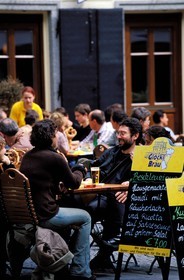 Autriche, Styrie, Graz, Glockenspielplatz (place du Carillon) terrasse de restaurant