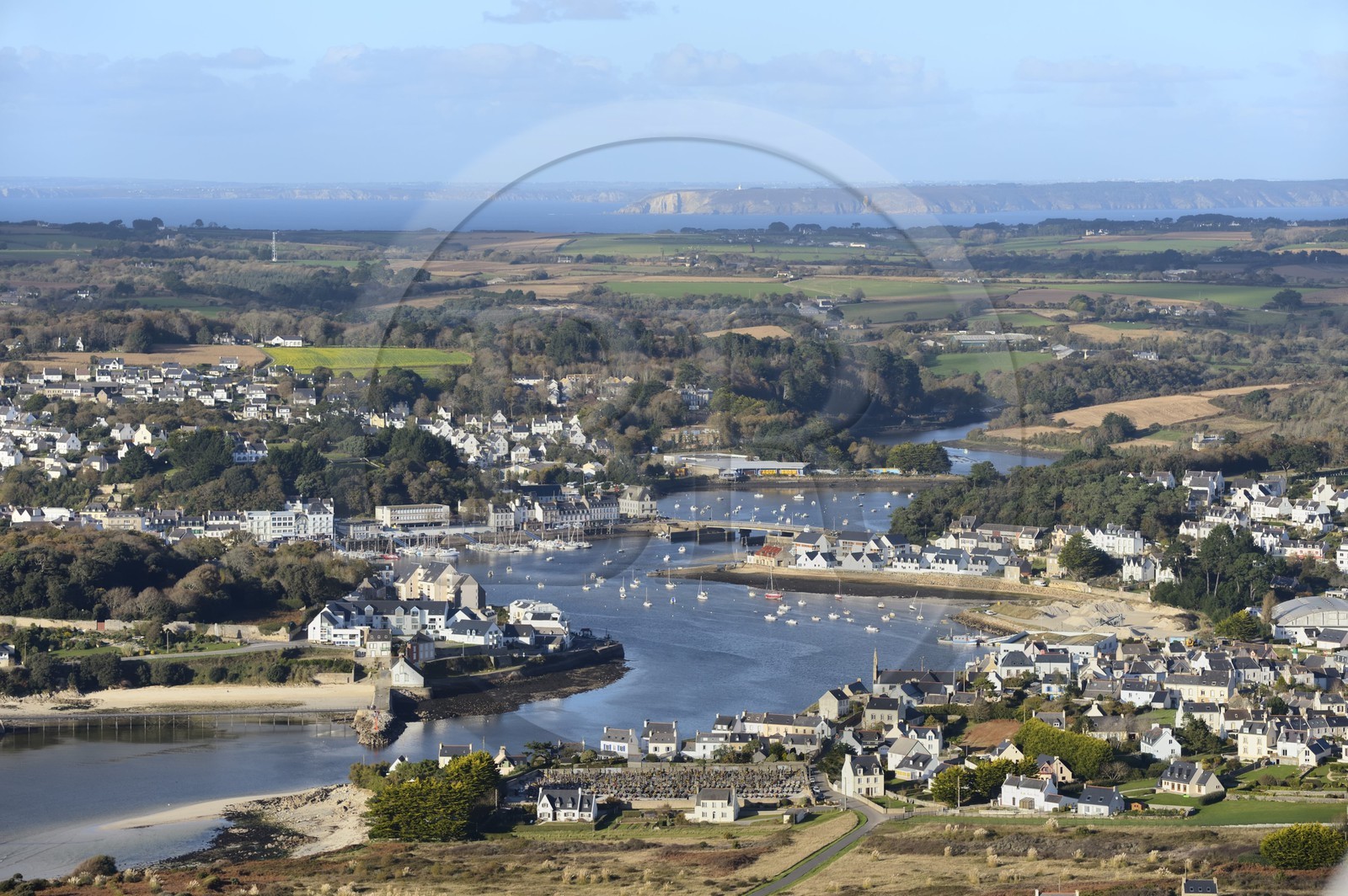 France, Finistère (29), Audierne à gauche de l'estuaire du Goyen et Poulgoazec à droite (vue aérienne)