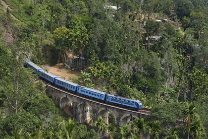 Sri Lanka, Province d'Uva, train sur la voie de chemin de fer dans la région montagneuse de la culture du thé entre Badulla et Ella, le Pont aux Neuf Arches (1921) non loin de Ella