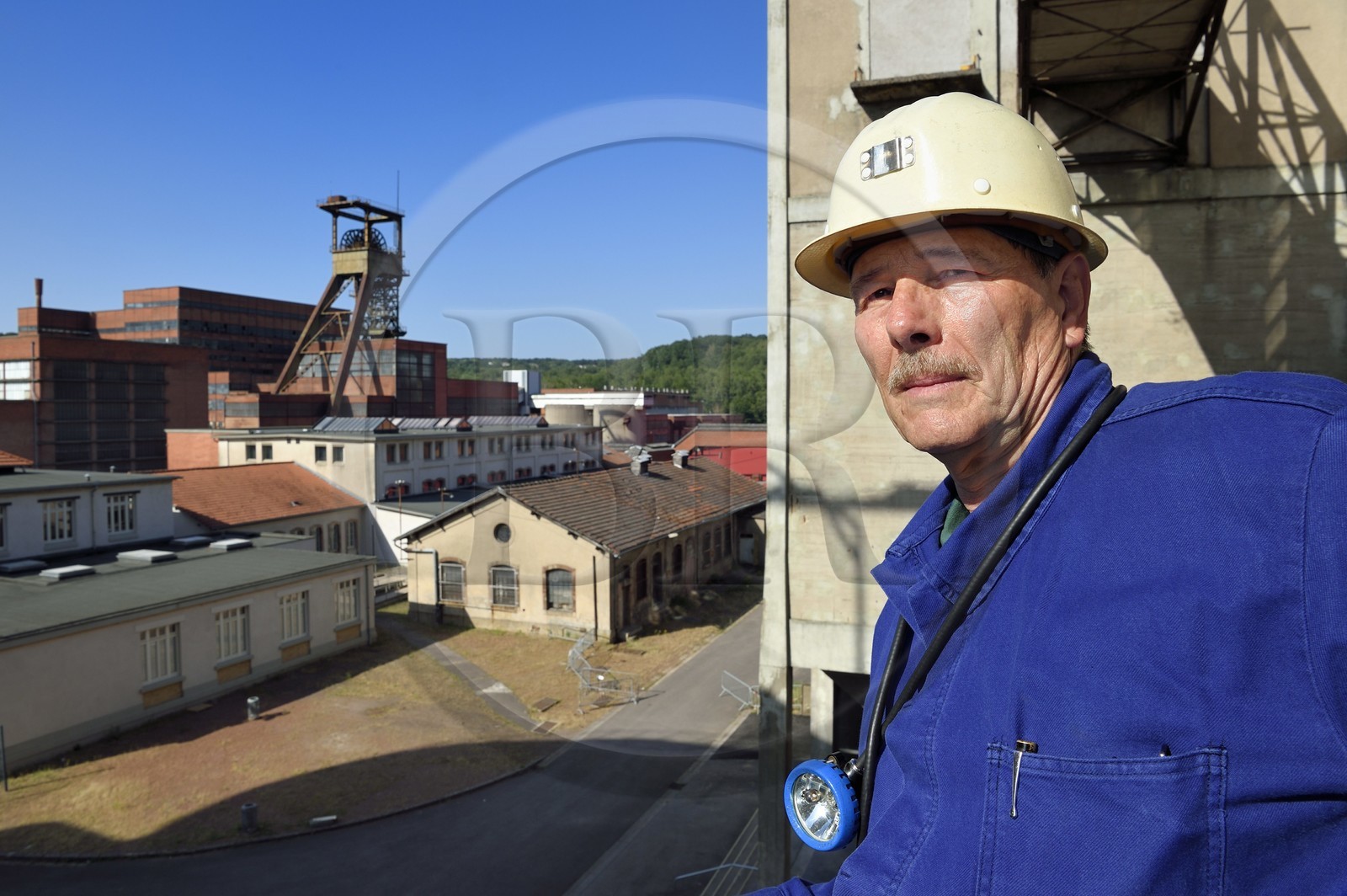 France, Moselle (57), Petite-Rosselle, le musée du carreau Wendel, l'ancien mineur Gaston Mai devant le chevalement du puits Wendel 3